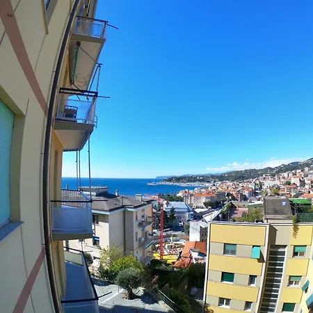 Quadrilocale Italia Con Vista Mare Апартаменты *