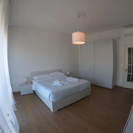 Quadrilocale Italia Con Vista Mare Апартаменты *